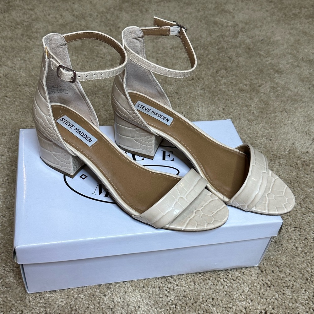 STEVE MADDEN NUDE CROCODILE SANDAL 👡 WORN ONCE ! LIKE NEW!!